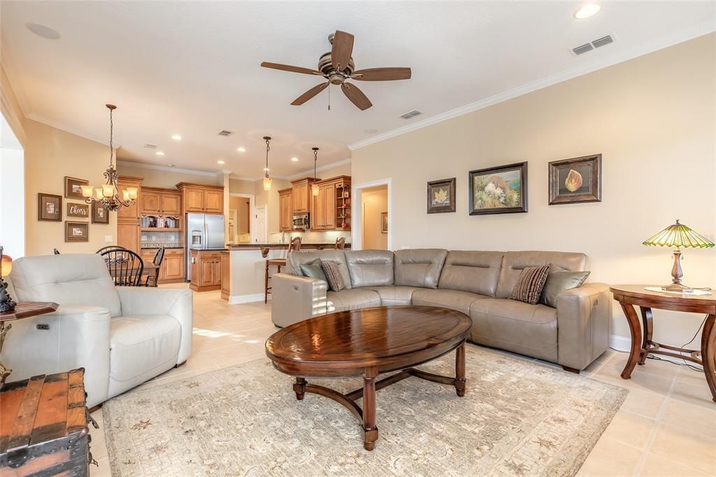 En Venta: $1,037,000 (4 camas, 3 baños, 2818 Pies cuadrados)