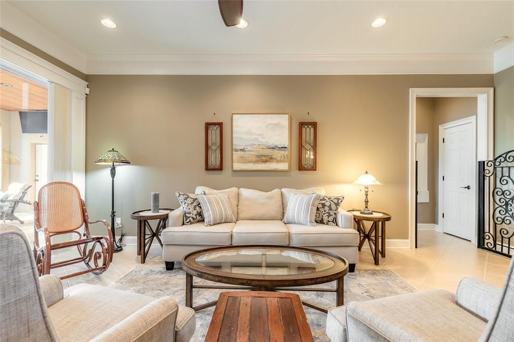 En Venta: $1,037,000 (4 camas, 3 baños, 2818 Pies cuadrados)