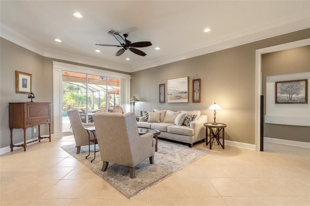 En Venta: $1,037,000 (4 camas, 3 baños, 2818 Pies cuadrados)