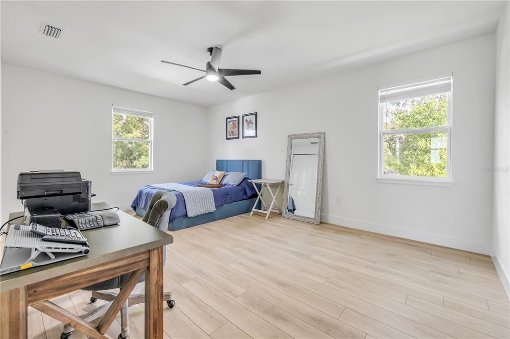 出租: $5,000 (3 贝兹, 2 浴室, 1963 平方英尺)