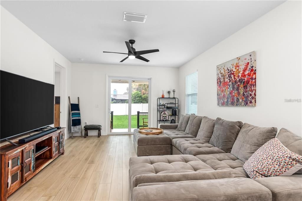 出租: $5,000 (3 贝兹, 2 浴室, 1963 平方英尺)