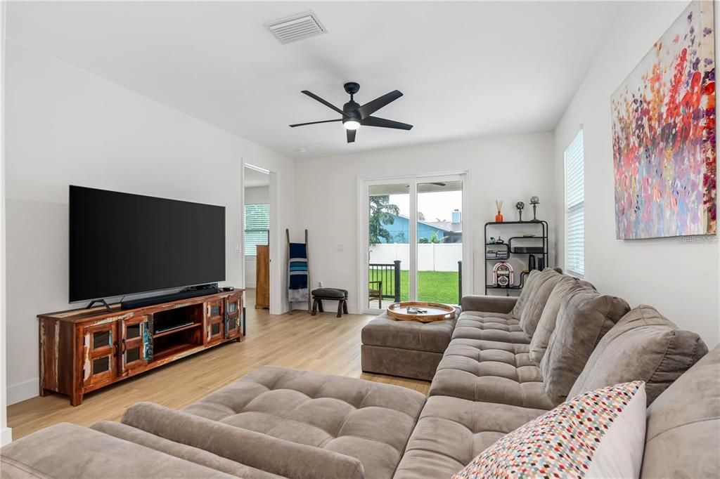 出租: $5,000 (3 贝兹, 2 浴室, 1963 平方英尺)