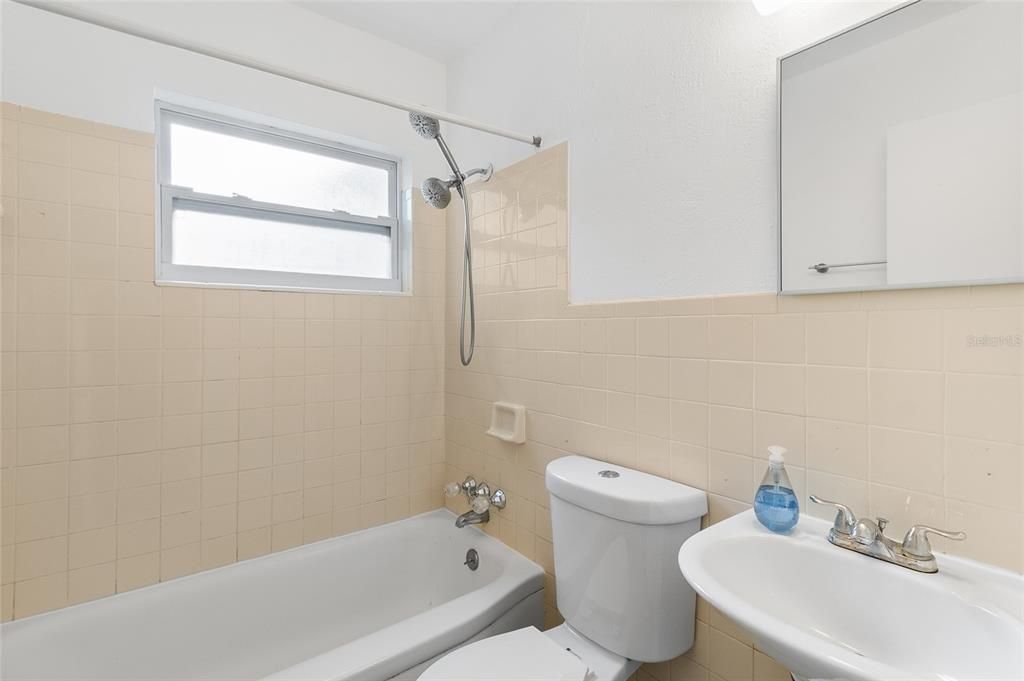 出租: $2,200 (3 贝兹, 1 浴室, 1122 平方英尺)