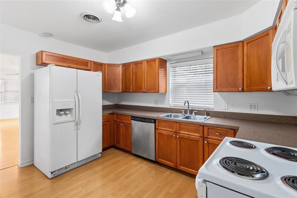 出租: $2,200 (3 贝兹, 1 浴室, 1122 平方英尺)