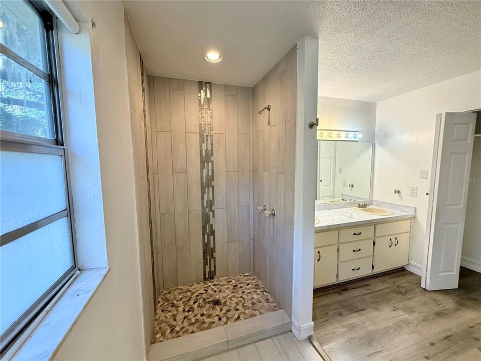 For Sale: $265,000 (3 beds, 2 baths, 1569 Square Feet)