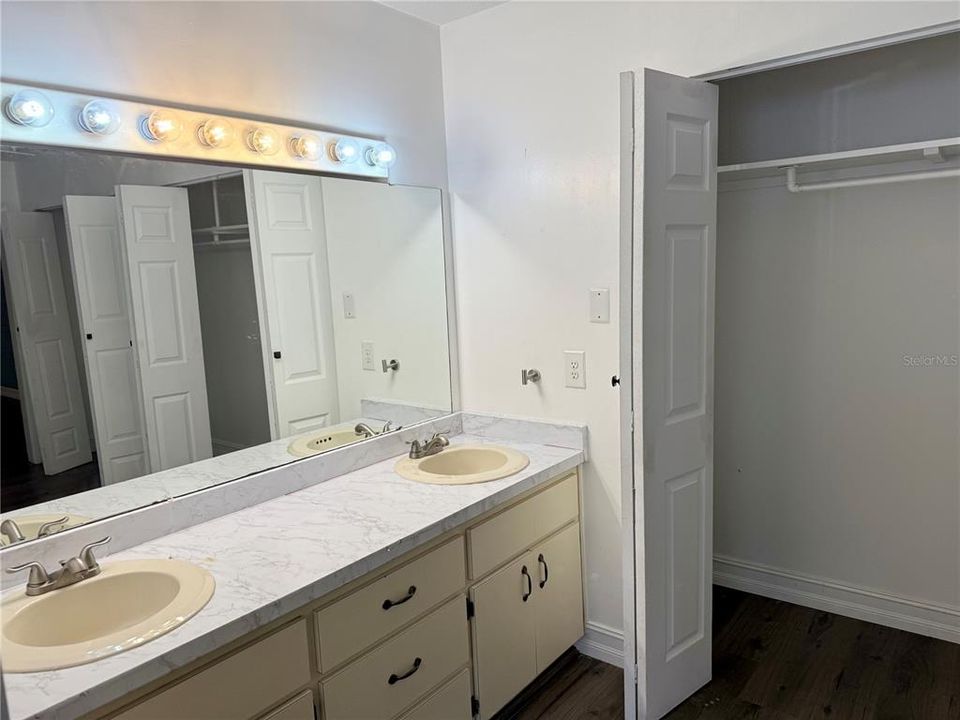 For Sale: $265,000 (3 beds, 2 baths, 1569 Square Feet)