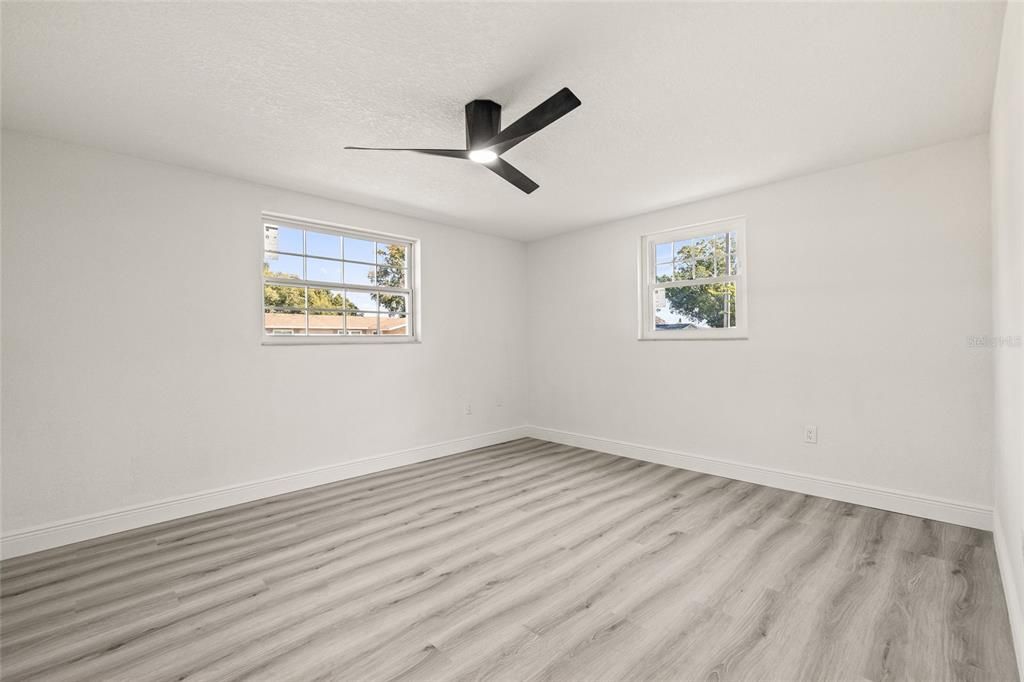 合同活跃: $300,000 (3 贝兹, 2 浴室, 1340 平方英尺)