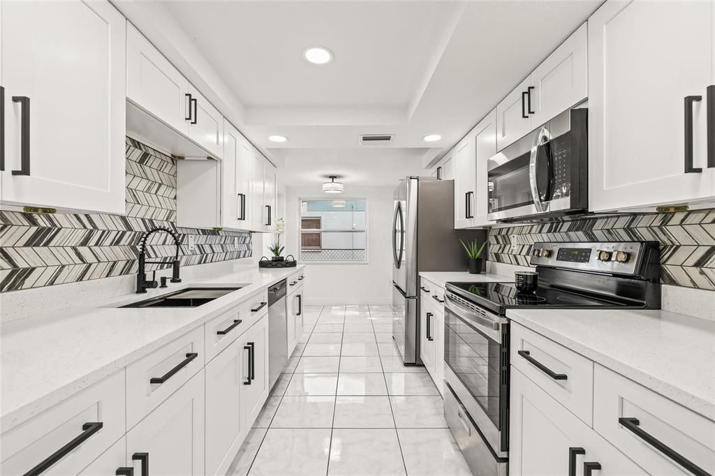 合同活跃: $300,000 (3 贝兹, 2 浴室, 1340 平方英尺)