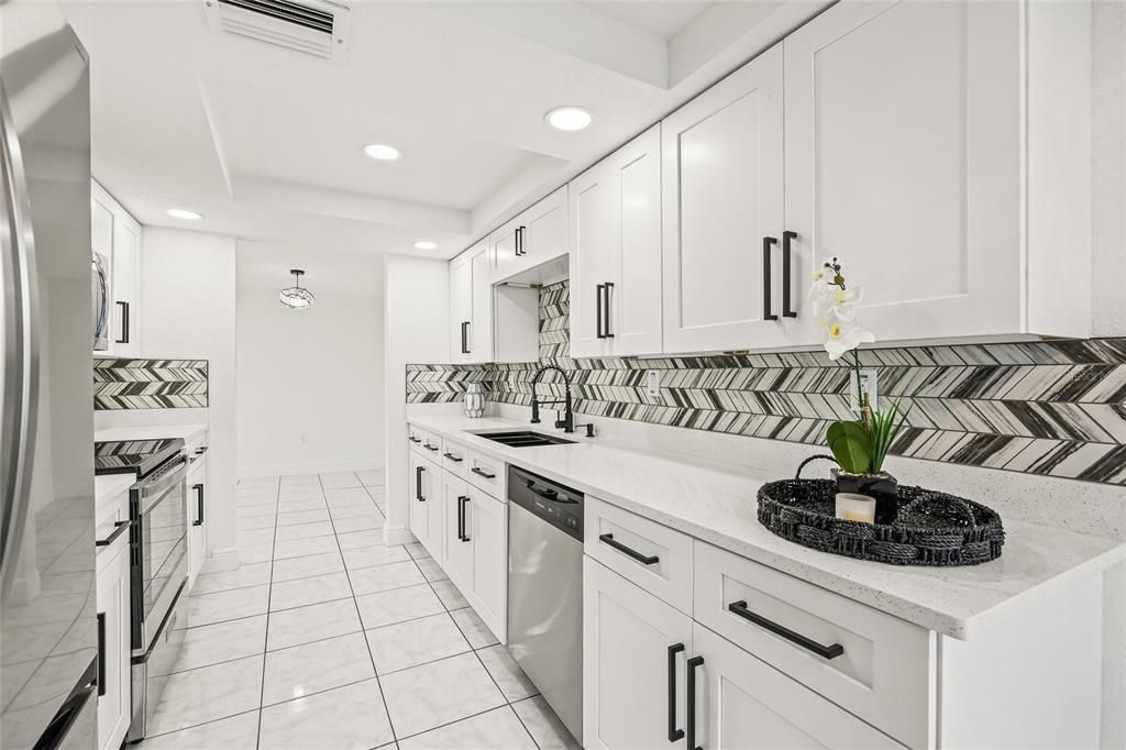 合同活跃: $300,000 (3 贝兹, 2 浴室, 1340 平方英尺)