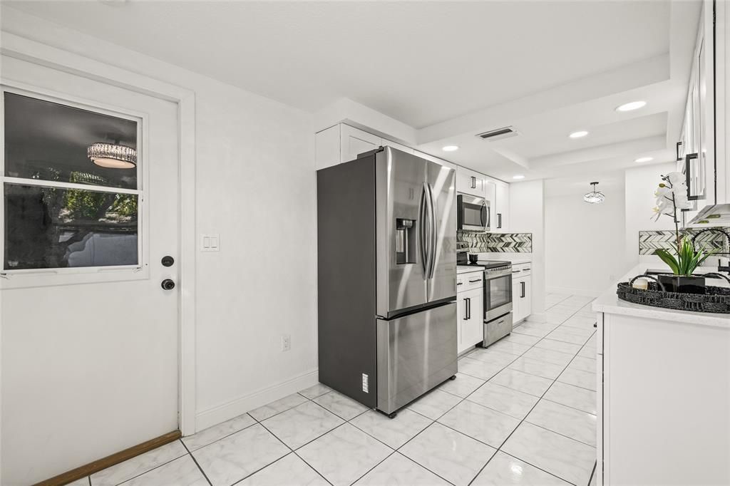 合同活跃: $300,000 (3 贝兹, 2 浴室, 1340 平方英尺)