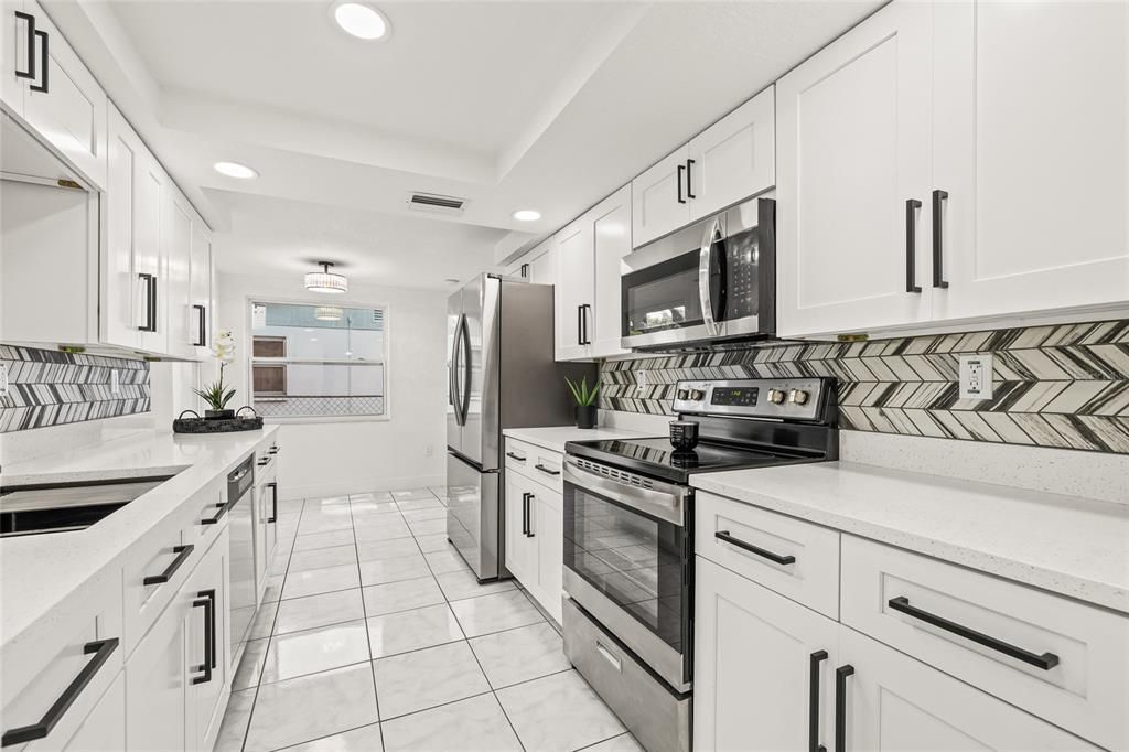 合同活跃: $300,000 (3 贝兹, 2 浴室, 1340 平方英尺)