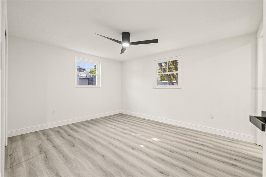 合同活跃: $300,000 (3 贝兹, 2 浴室, 1340 平方英尺)