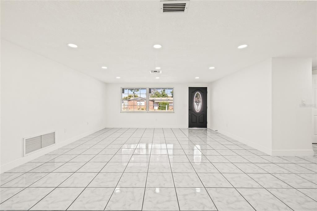 合同活跃: $300,000 (3 贝兹, 2 浴室, 1340 平方英尺)