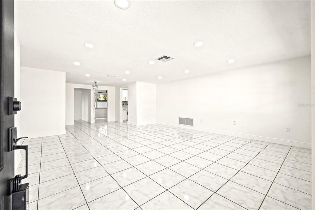 合同活跃: $300,000 (3 贝兹, 2 浴室, 1340 平方英尺)