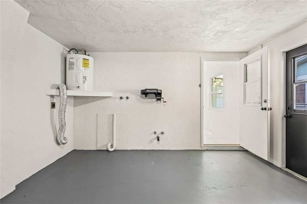 合同活跃: $300,000 (3 贝兹, 2 浴室, 1340 平方英尺)