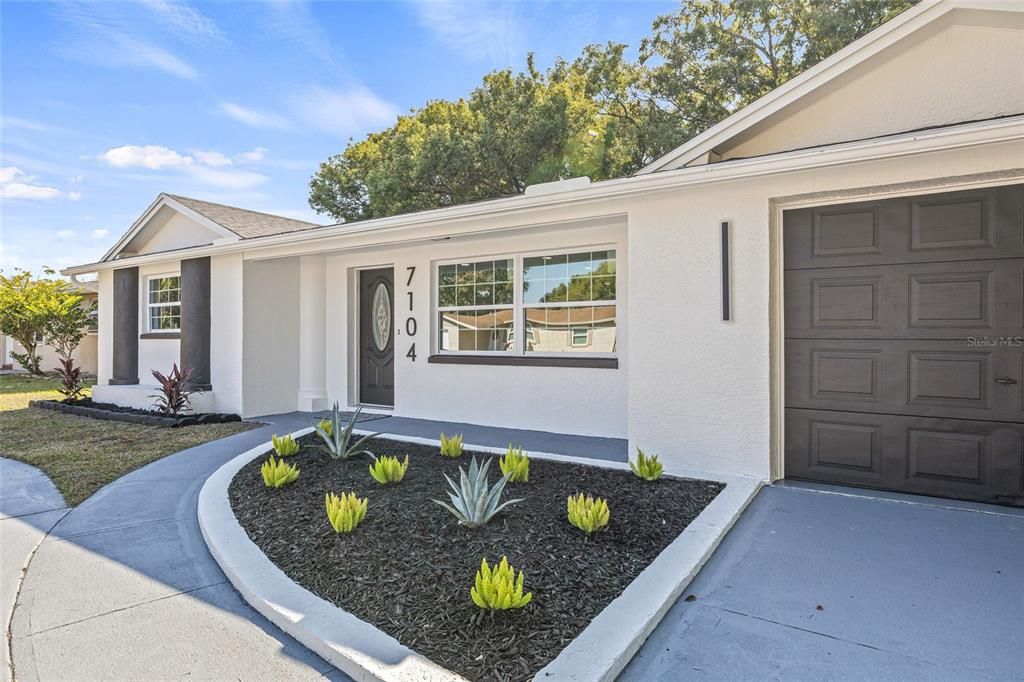 合同活跃: $300,000 (3 贝兹, 2 浴室, 1340 平方英尺)