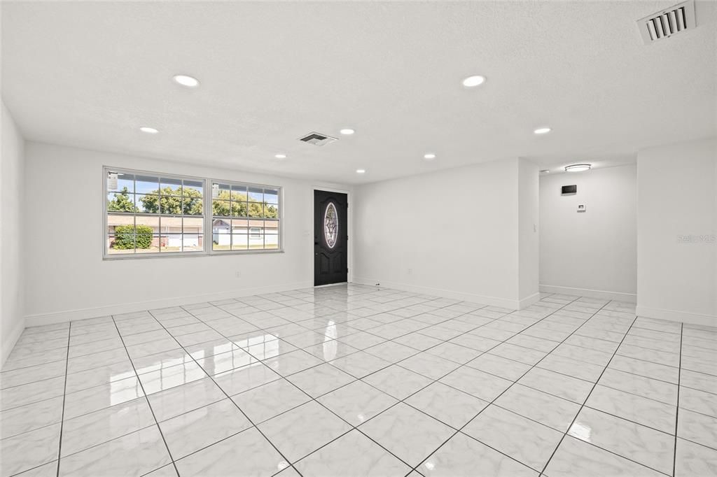 合同活跃: $300,000 (3 贝兹, 2 浴室, 1340 平方英尺)