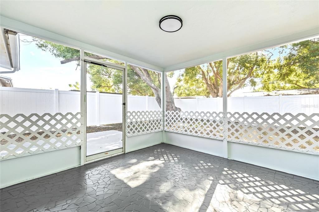 合同活跃: $300,000 (3 贝兹, 2 浴室, 1340 平方英尺)