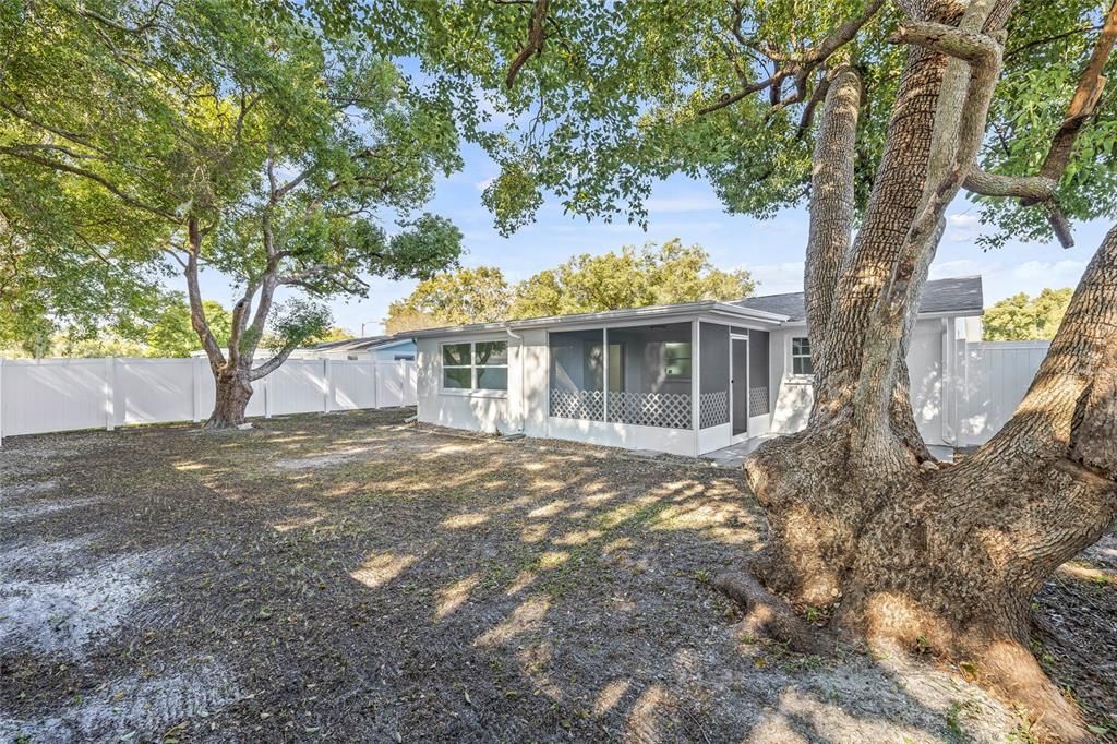 合同活跃: $300,000 (3 贝兹, 2 浴室, 1340 平方英尺)