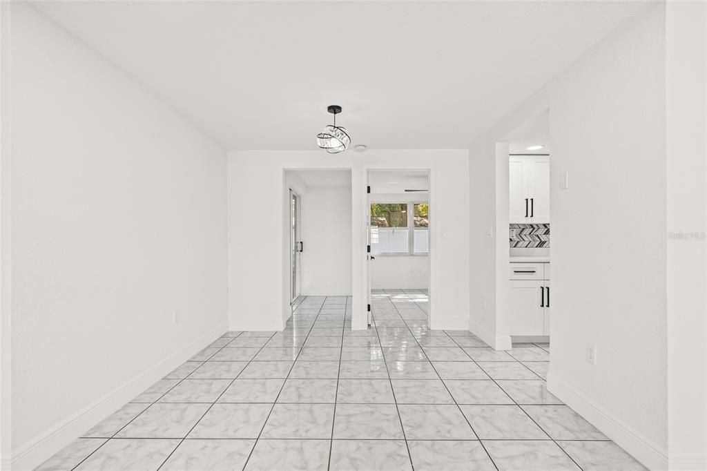 合同活跃: $300,000 (3 贝兹, 2 浴室, 1340 平方英尺)