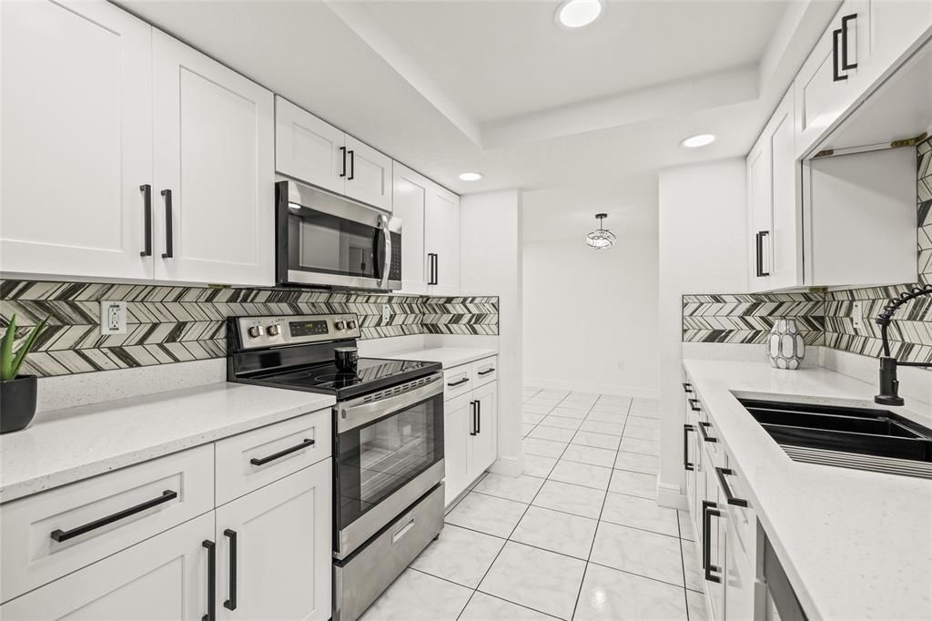 合同活跃: $300,000 (3 贝兹, 2 浴室, 1340 平方英尺)