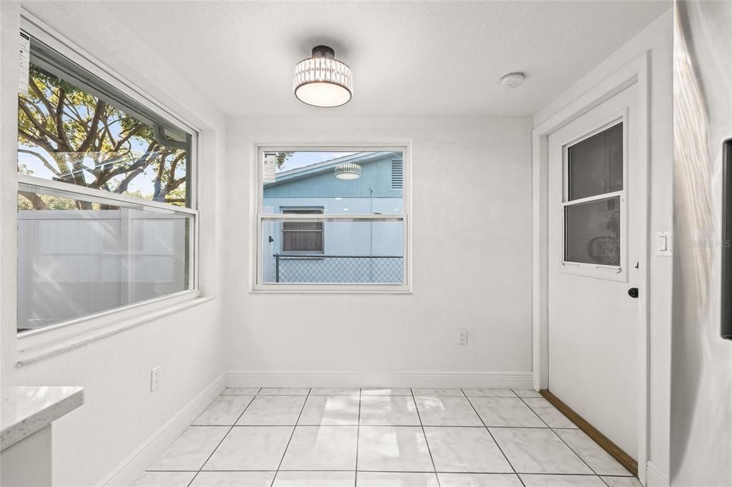 合同活跃: $300,000 (3 贝兹, 2 浴室, 1340 平方英尺)