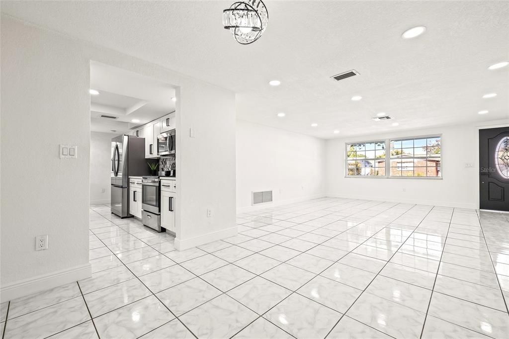 合同活跃: $300,000 (3 贝兹, 2 浴室, 1340 平方英尺)