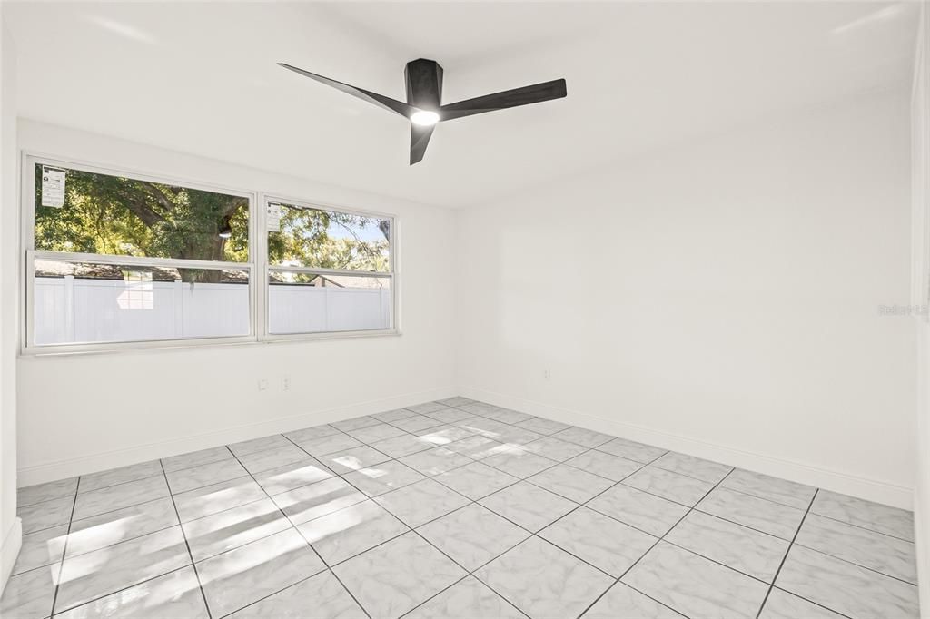 合同活跃: $300,000 (3 贝兹, 2 浴室, 1340 平方英尺)