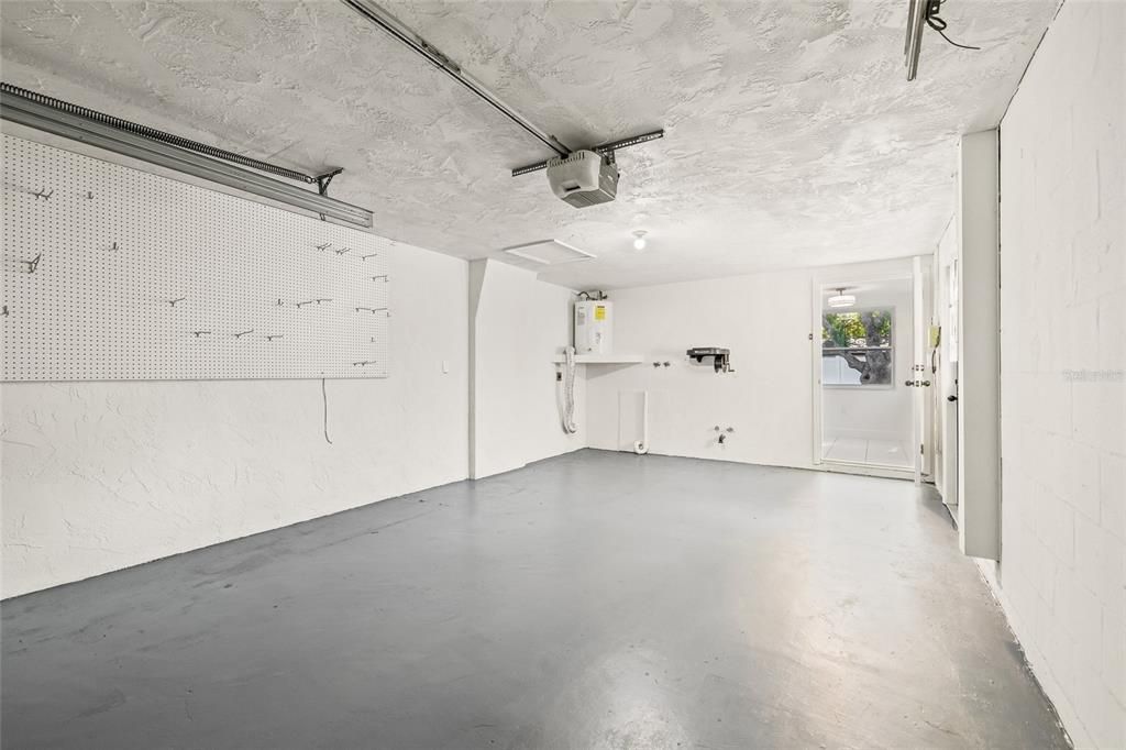 合同活跃: $300,000 (3 贝兹, 2 浴室, 1340 平方英尺)