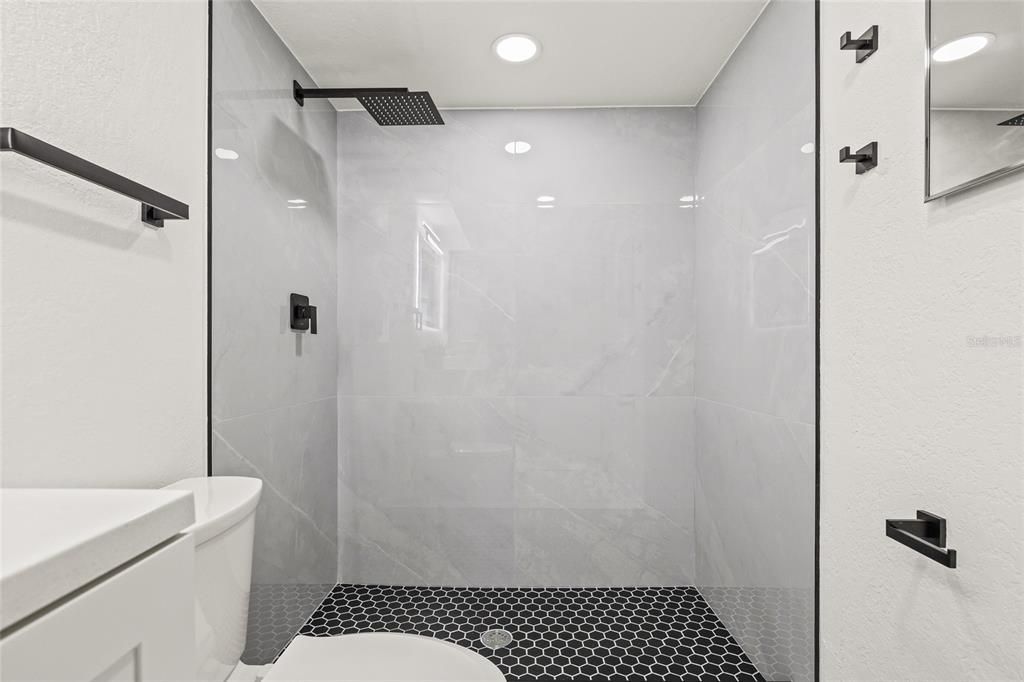 合同活跃: $300,000 (3 贝兹, 2 浴室, 1340 平方英尺)