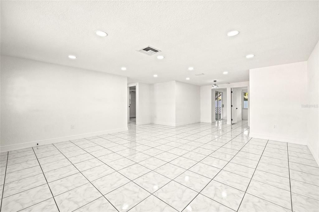 合同活跃: $300,000 (3 贝兹, 2 浴室, 1340 平方英尺)