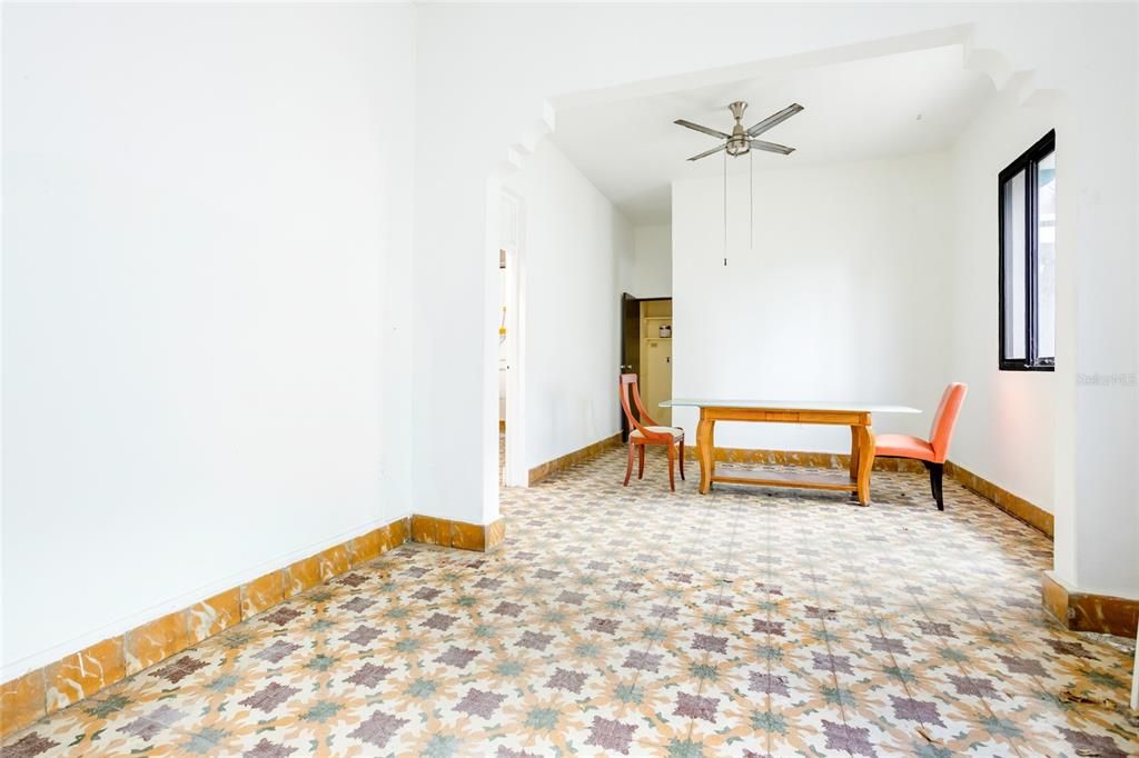 На продажу: $1,100,000 (9 спален, 6 ванн, 4800 Квадратных фут)