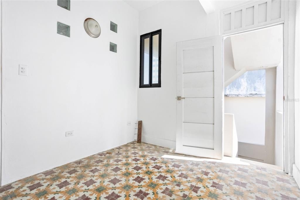 На продажу: $1,100,000 (9 спален, 6 ванн, 4800 Квадратных фут)