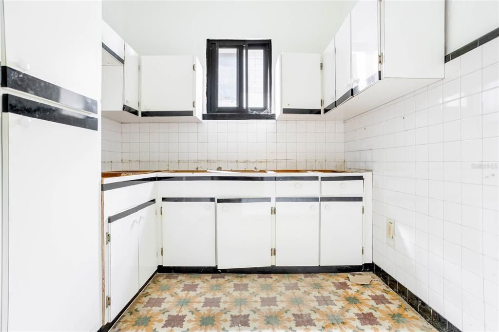 На продажу: $1,100,000 (9 спален, 6 ванн, 4800 Квадратных фут)