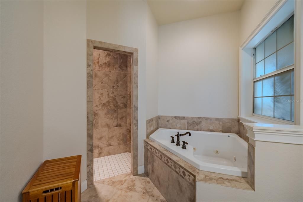 En Venta: $650,000 (4 camas, 3 baños, 2621 Pies cuadrados)