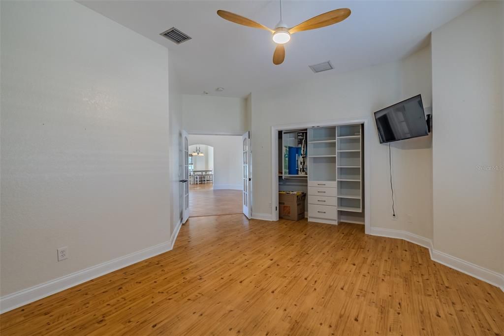 En Venta: $650,000 (4 camas, 3 baños, 2621 Pies cuadrados)