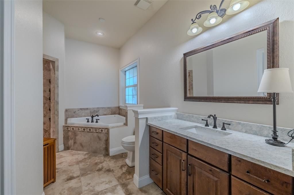 En Venta: $650,000 (4 camas, 3 baños, 2621 Pies cuadrados)