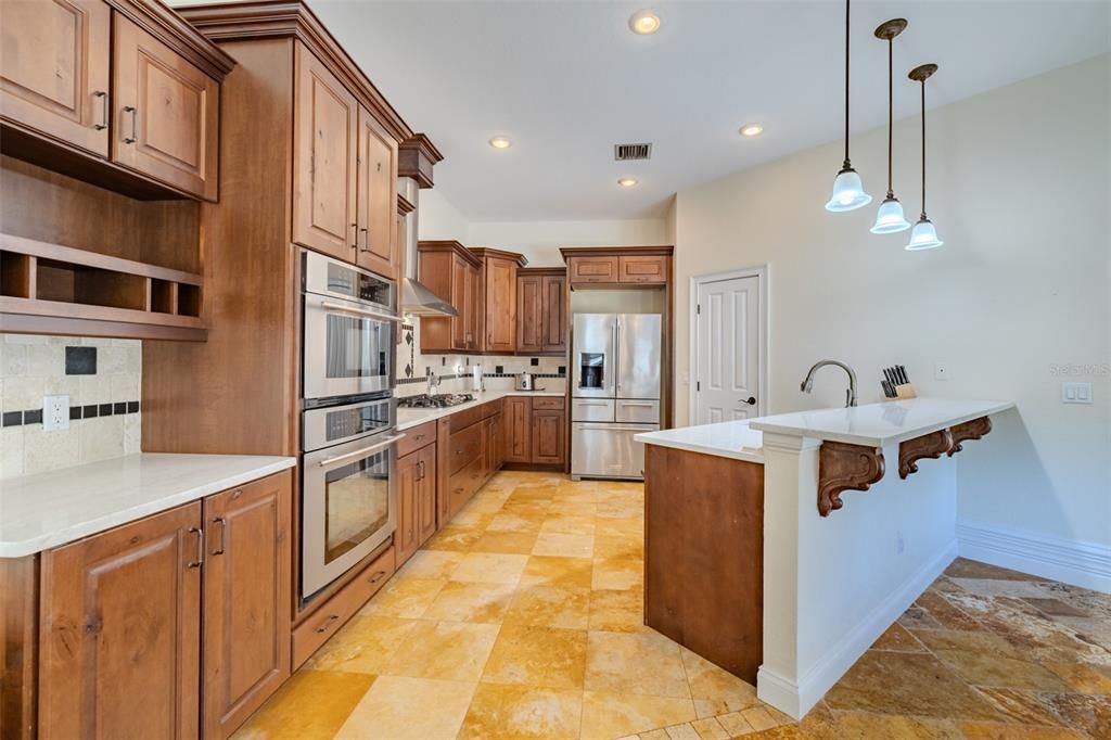 En Venta: $650,000 (4 camas, 3 baños, 2621 Pies cuadrados)