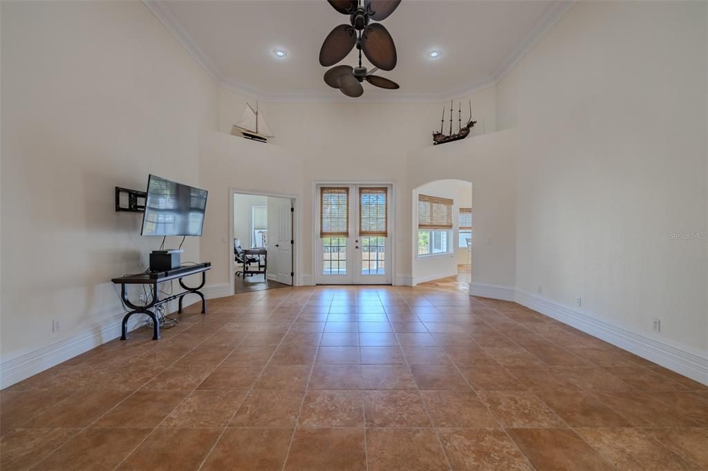 En Venta: $650,000 (4 camas, 3 baños, 2621 Pies cuadrados)