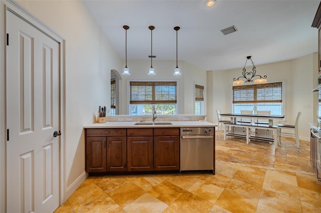 En Venta: $650,000 (4 camas, 3 baños, 2621 Pies cuadrados)