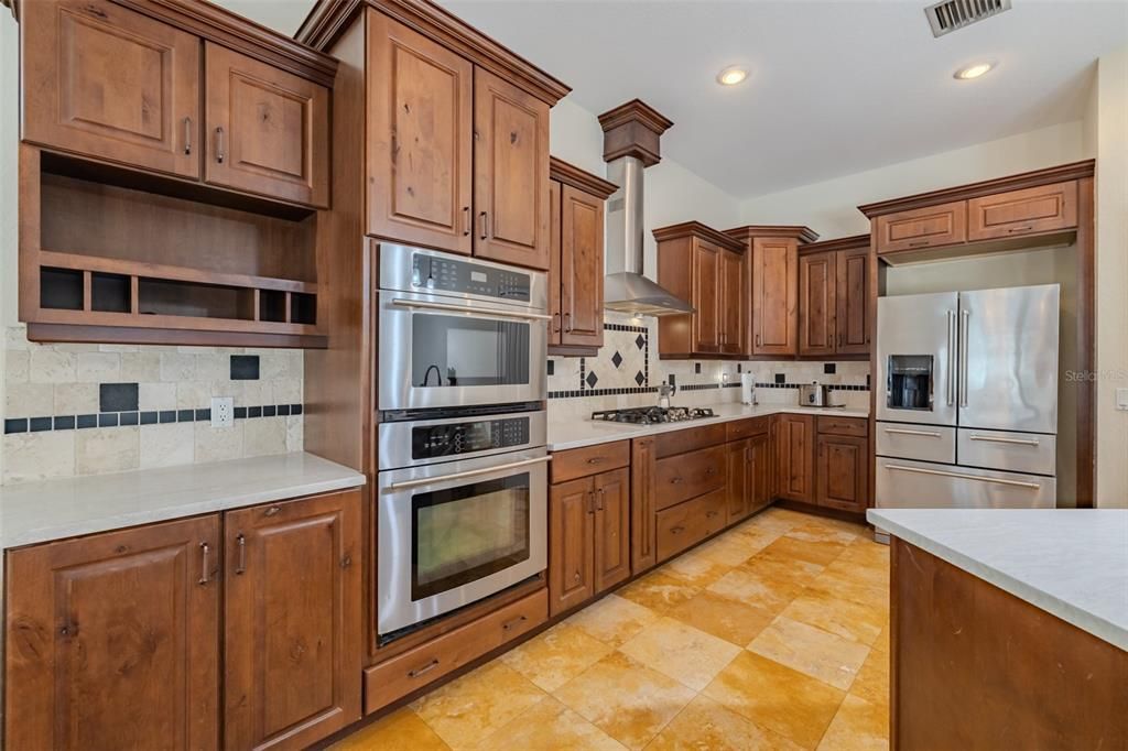 En Venta: $650,000 (4 camas, 3 baños, 2621 Pies cuadrados)