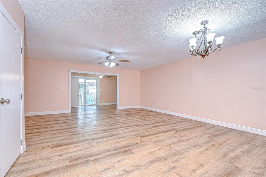 For Sale: $250,000 (2 beds, 2 baths, 1394 Square Feet)