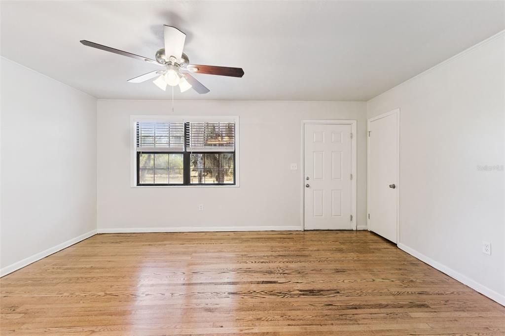 For Sale: $299,900 (3 beds, 1 baths, 1904 Square Feet)