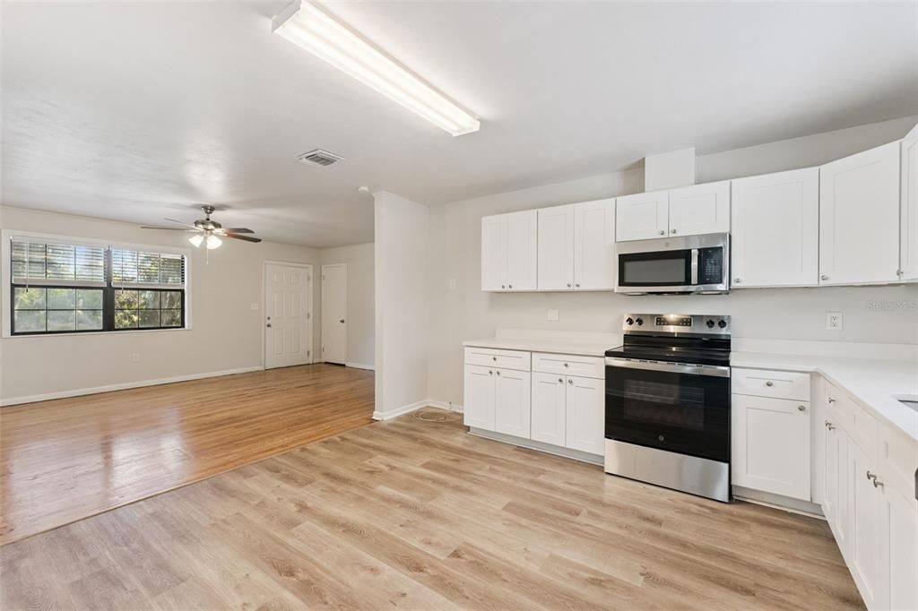 For Sale: $299,900 (3 beds, 1 baths, 1904 Square Feet)