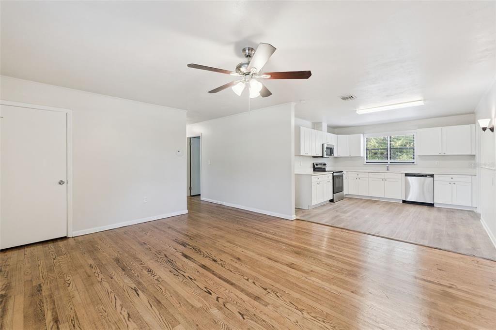 For Sale: $299,900 (3 beds, 1 baths, 1904 Square Feet)