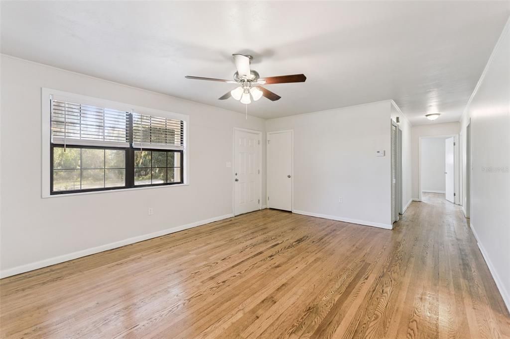 For Sale: $299,900 (3 beds, 1 baths, 1904 Square Feet)