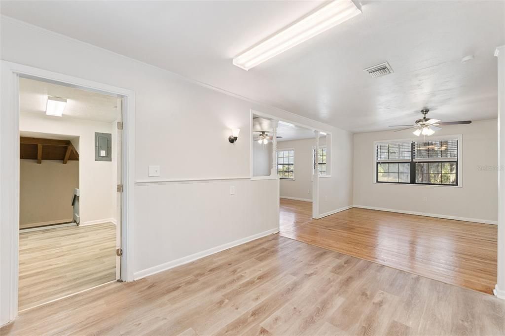 For Sale: $299,900 (3 beds, 1 baths, 1904 Square Feet)