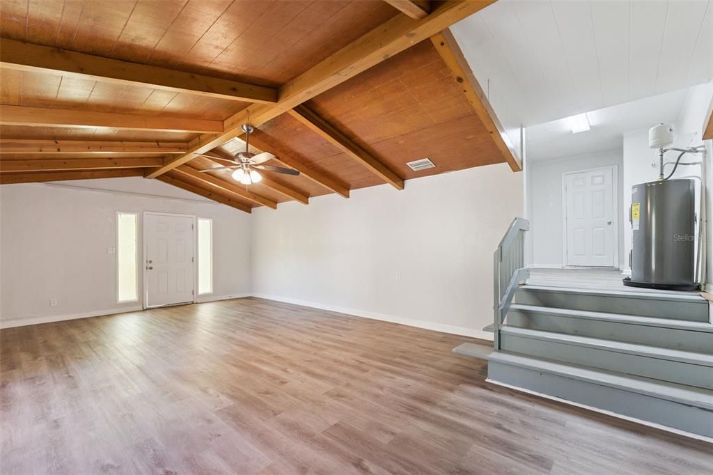 For Sale: $299,900 (3 beds, 1 baths, 1904 Square Feet)