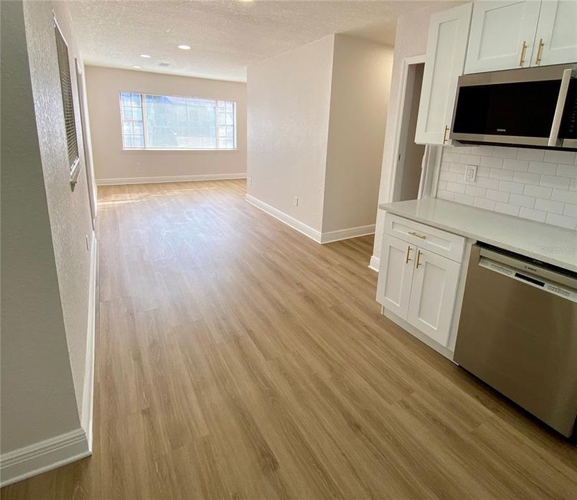 Active With Contract: $299,900 (3 beds, 2 baths, 1075 Square Feet)