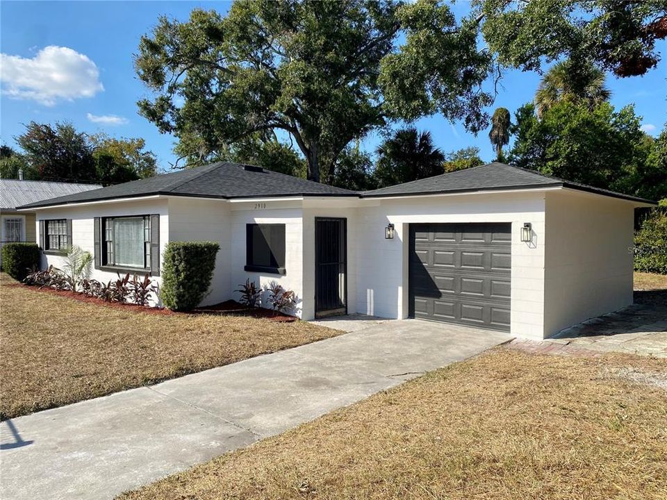 Active With Contract: $299,900 (3 beds, 2 baths, 1075 Square Feet)